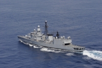 Luftbild der Fregatte KARLSRUHE während des Einsatzes im Mittelmeer
