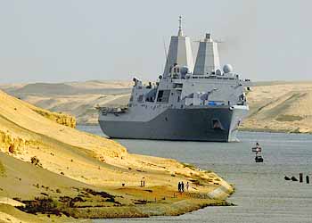 Marineforum - SAN ANTONIO passiert den Suezkanal (Foto: US-Navy)