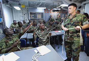 Ausbildungshilfe in Afrika (Foto: US-Navy)
