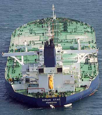 Marineforum - vor Somalia gekaperte SIRIUS STAR - mit Piratenbooten am Heck (Foto: US-Navy)