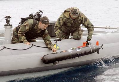 Marineforum - EOD-Team setzt eine Drohne Swordfish aus (Foto: US Navy)