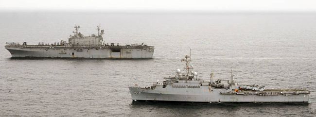 Marineforum - PELELIU und DUBUQUE vor der pakistanischen Küste (Foto: US Navy)