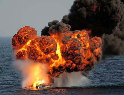 Marineforum - AMSTERDAM zerstört Piratenboot (Foto: niederl. Marine)