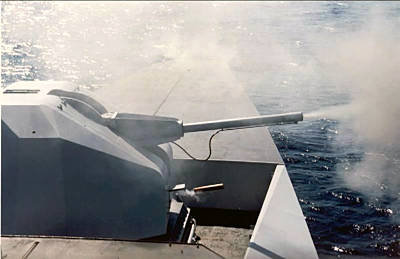 Marineforum - COURBET feuert ihr 100-mm Geschütz (Foto: franz. Marine)