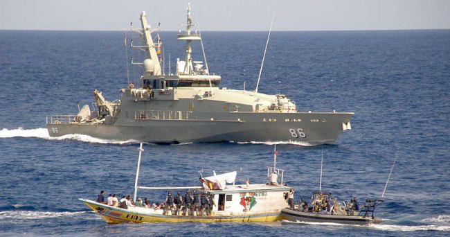 Marineforum - ALBANY bringt Flüchtlingsboot auf (Foto: austr. Marine)