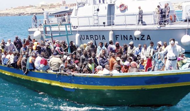 - Flüchtlingsboot vor Lampedusa (Foto: ital. Küstenwache)